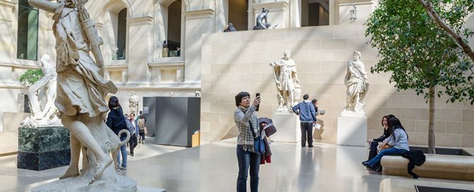 Trippers in the visit of Louvre Museum